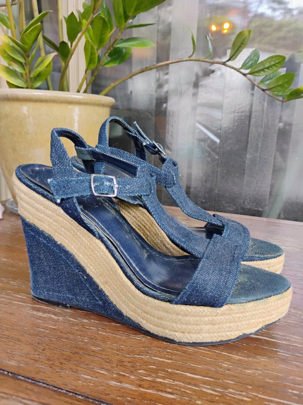 BCBG Paris Vintage Platform Denim T-strap Wedge Sandals Espadrilles 8